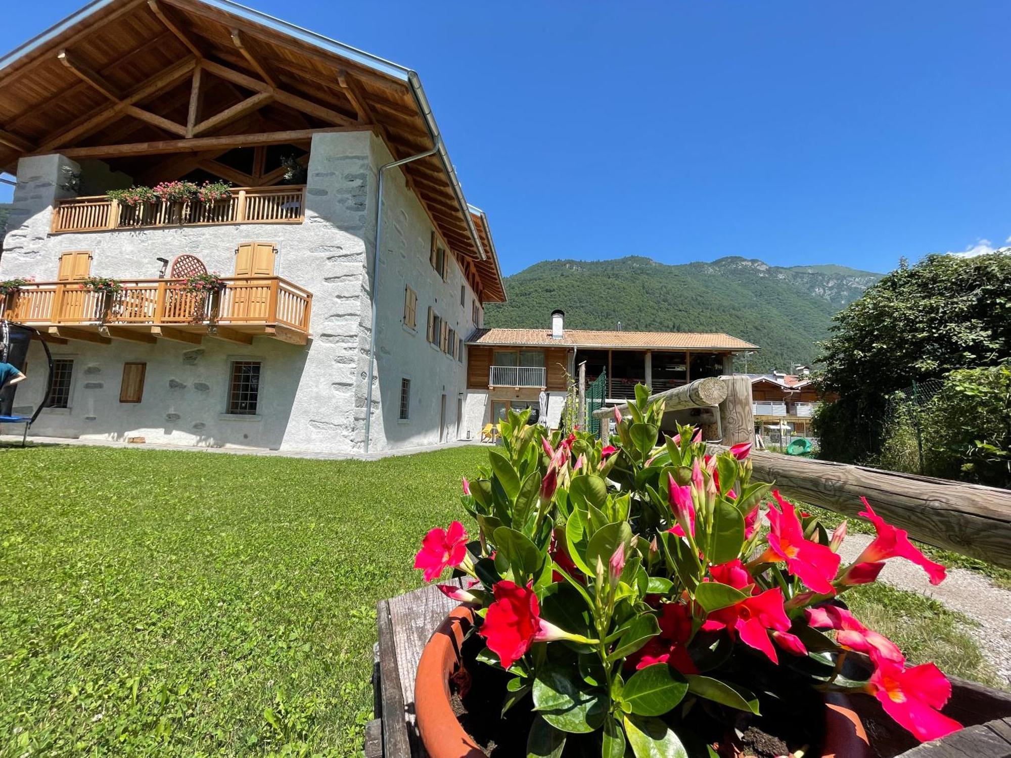 La Lesivera Bed And Breakfast Tione di Trento Bagian luar foto
